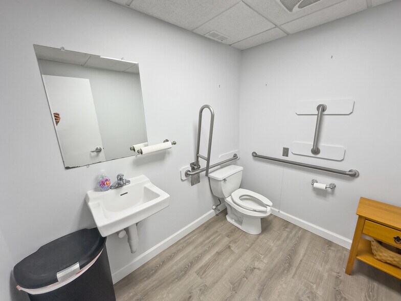 More Photos Of 257 E Center St, Manchester Medical For Lease