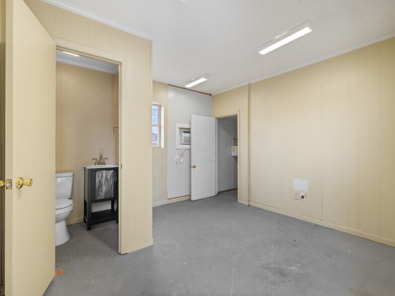 More Photos Of 3261 New Bern Hwy, Jacksonville Light Distribution For Lease