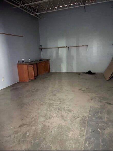 More Photos Of 204 Thompson Ave, Fredericksburg Warehouse For Lease