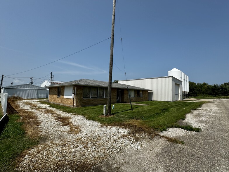 Primary Photo Of 145 S Washington St, Bushnell Light Manufacturing For Sale