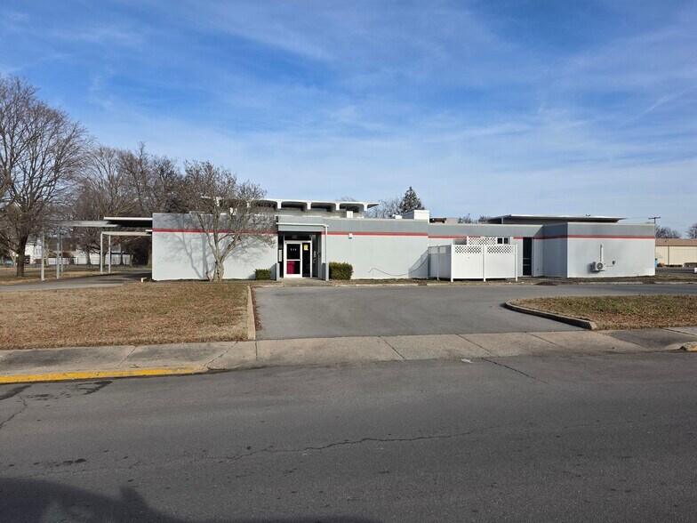 Primary Photo Of 210 S Kingshighway St, Sikeston Schools For Lease