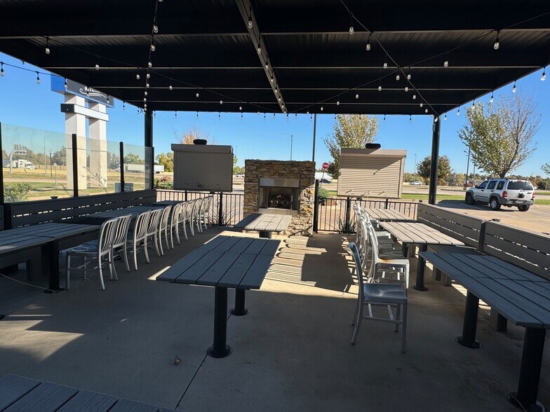 More Photos Of 1700 Shedeck Pky, Yukon Restaurant For Lease