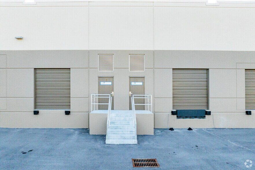 More Photos Of 9121 Centerlinks Commerce Dr, Fort Myers Warehouse For Lease