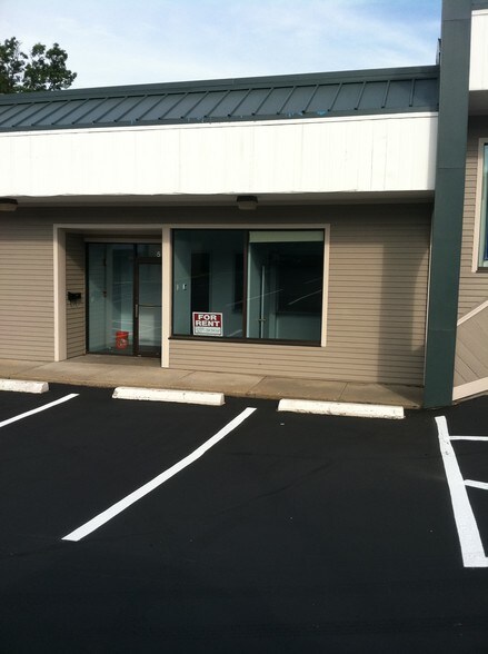 More Photos Of 416 Boston Post Rd E, Marlborough Storefront For Lease