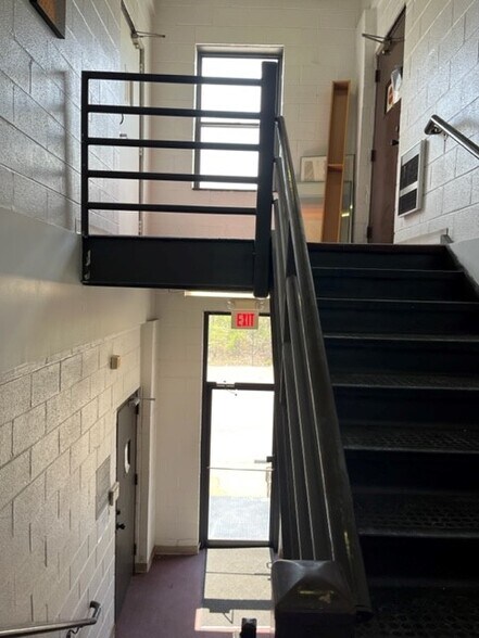 More Photos Of 5505 Vine St, Alexandria Warehouse For Lease