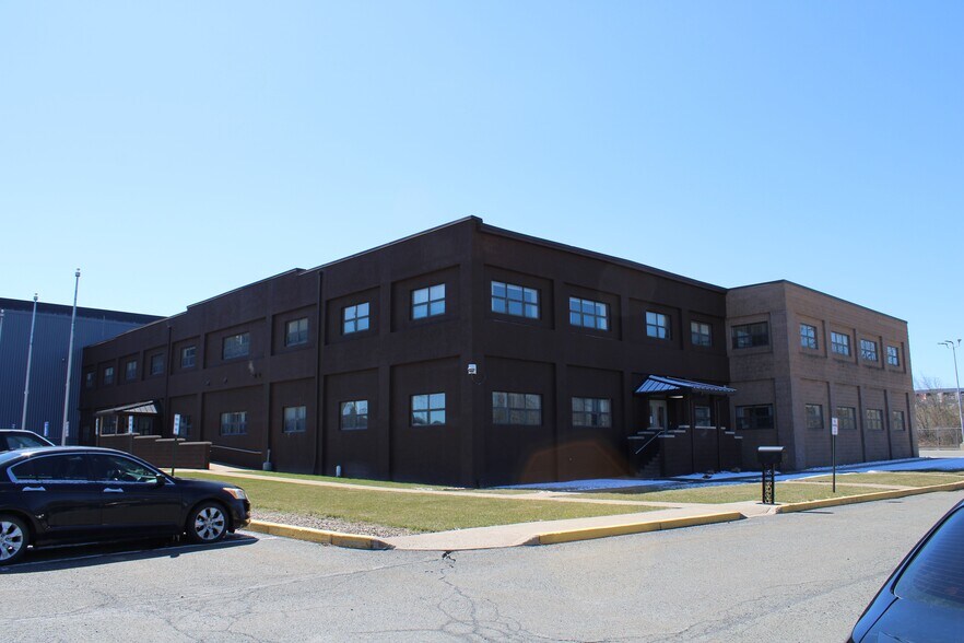 More Photos Of 101 Carleton Ave, Hazleton Manufacturing For Lease