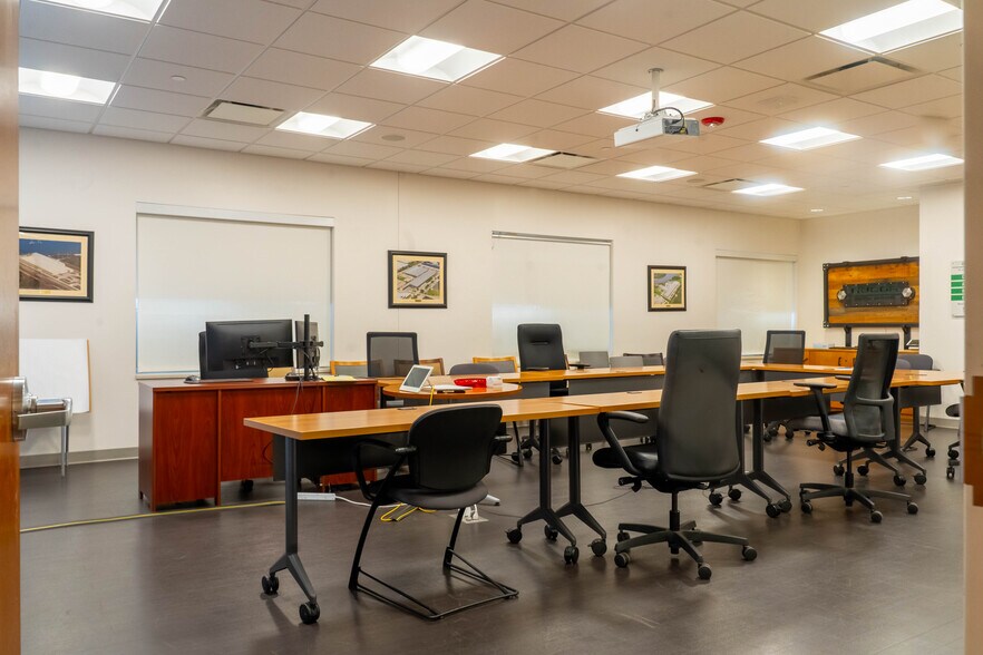 More Photos Of 6226 W 74th St, Bedford Park Manufacturing For Sale