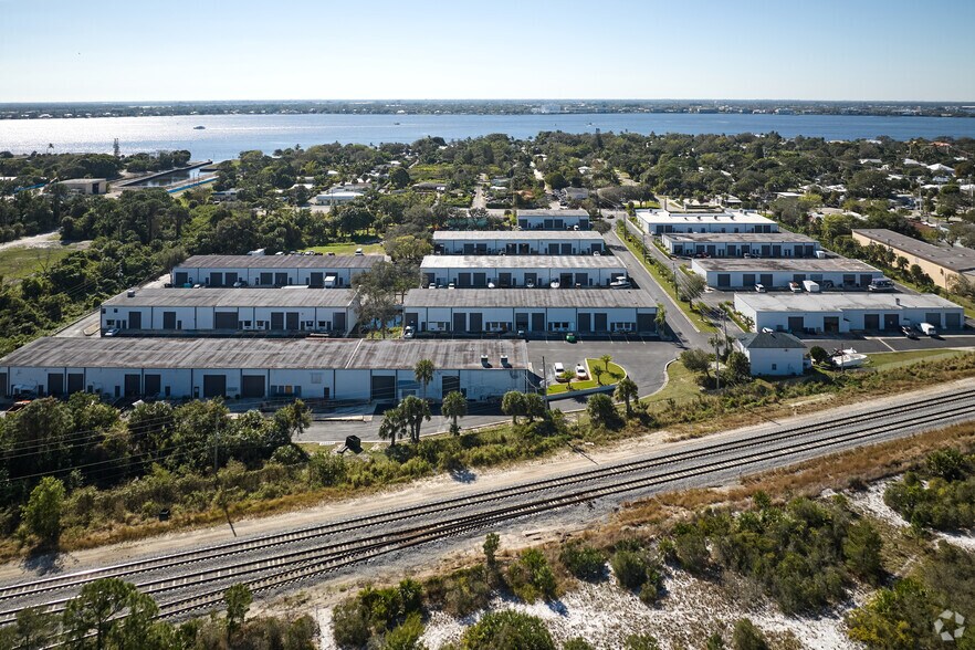 More Photos Of 895 NE Dixie Hwy, Jensen Beach Unknown For Lease