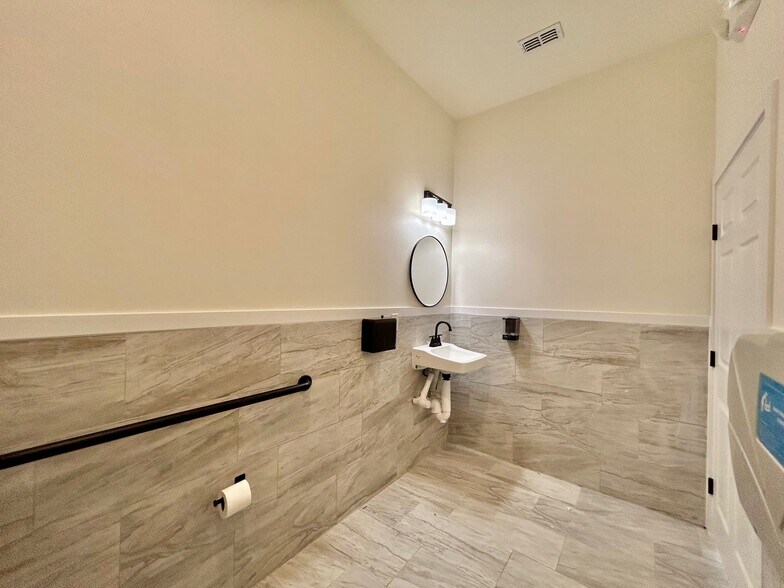 More Photos Of 1113 San Bernardo Ave, Laredo Office For Lease