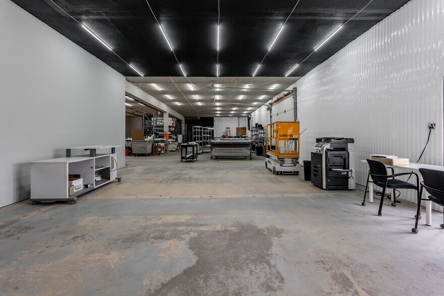 More Photos Of 70-72 Rue Principale, St-François-Xavier-de-Brompton Distribution For Lease