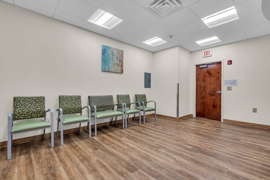More Photos Of 500 Park Ave, Manalapan Township Medical For Lease