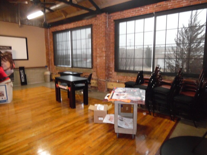 More Photos Of 315 S 9th St, Mount Vernon Showroom For Sale