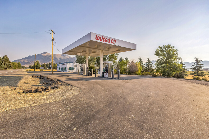 Primary Photo Of 2404 W US Hwy 93, Arco Service Station For Sale