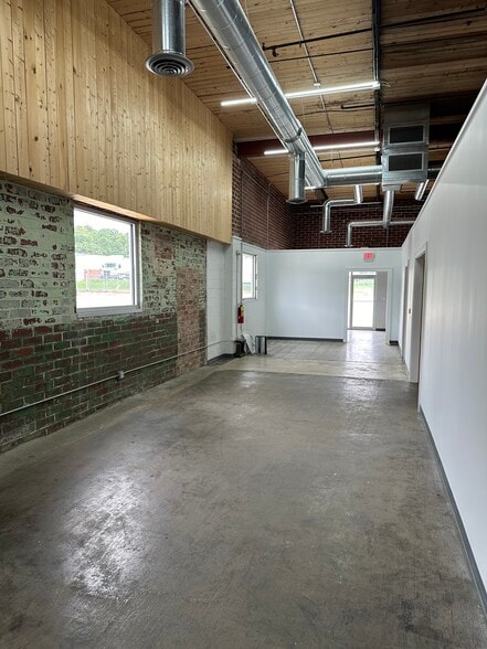 More Photos Of 1130 Oakleigh Dr, East Point Warehouse For Lease