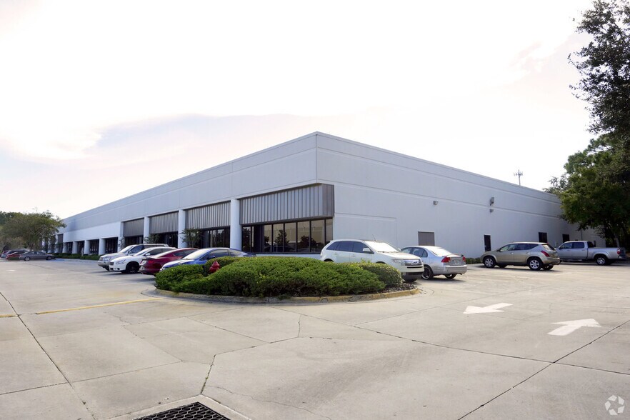 More Photos Of 8605 Largo Lakes Dr, Largo Warehouse For Lease