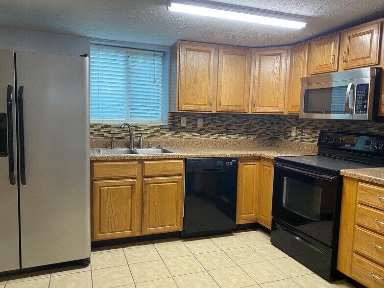 More Photos Of 7648 Broadview Dr, Houston Apartments For Sale