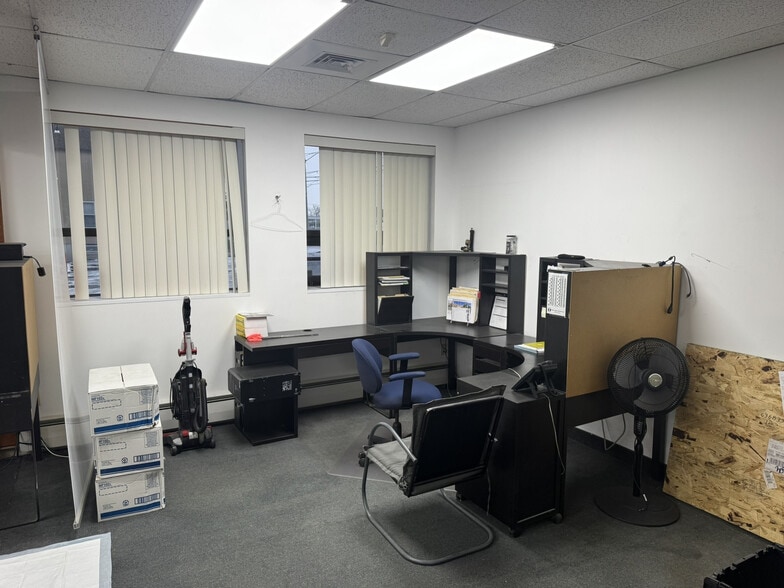 More Photos Of 120 Vanderbilt Ave, West Hartford Manufacturing For Sale