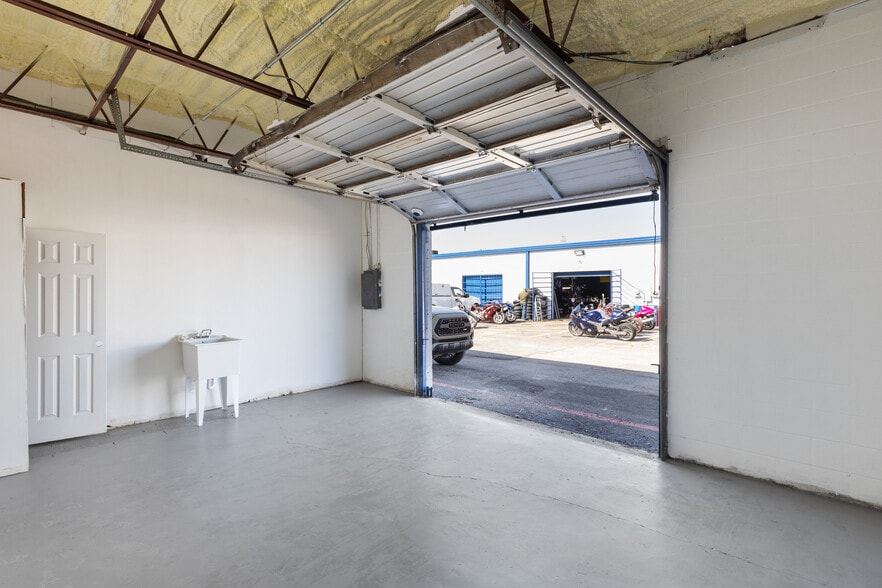 More Photos Of 3201-3207 E Pioneer Pky, Arlington Light Distribution For Lease