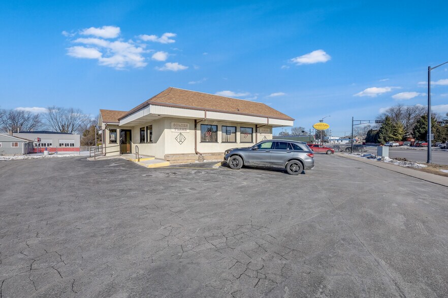 More Photos Of 2604 Custer St, Manitowoc General Retail For Sale