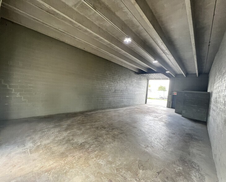More Photos Of 1909-2099 Opa Locka Blvd, Miami Warehouse For Lease