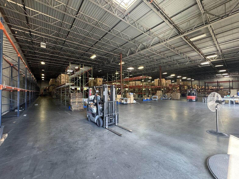 More Photos Of 6420 Hazeltine National Dr, Orlando Manufacturing For Sale