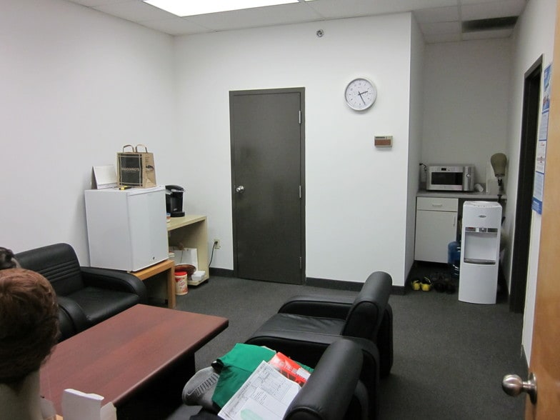 More Photos Of 215 Gates Rd, Little Ferry Warehouse For Lease