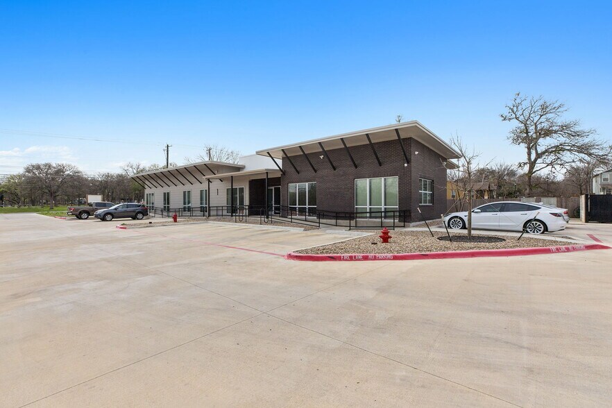 More Photos Of 6000 Menchaca Rd, Austin Unknown For Lease