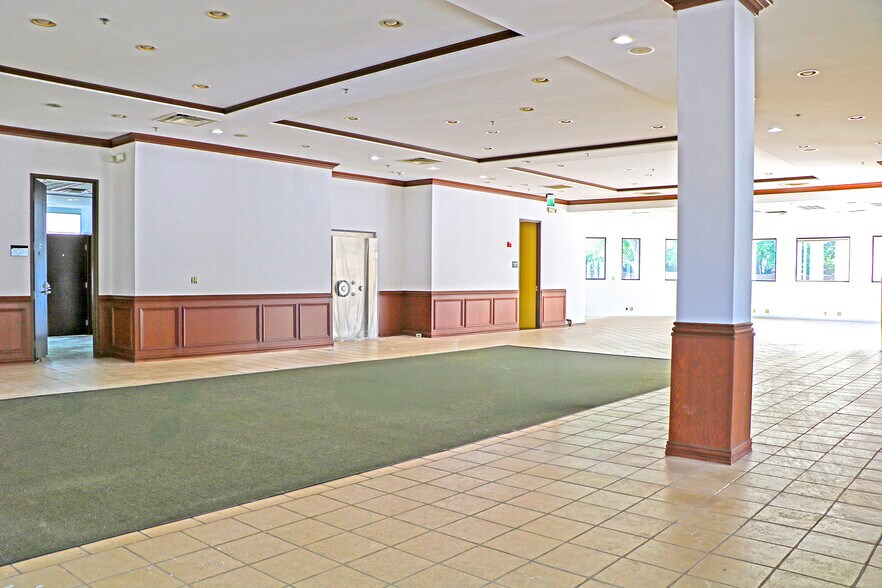 More Photos Of 16600 N Dallas Pky, Dallas Office For Lease