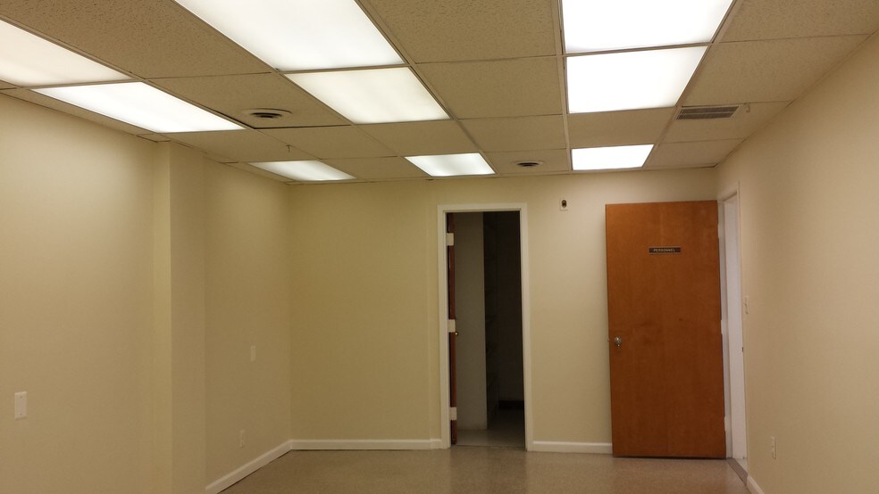 More Photos Of 3910 University Dr, Fairfax Storefront Retail Office For Lease