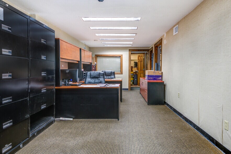 More Photos Of 25 Saint Charles St, Thornwood Distribution For Sale