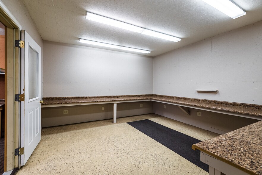 More Photos Of 1613 Chase St, La Crosse Showroom For Lease