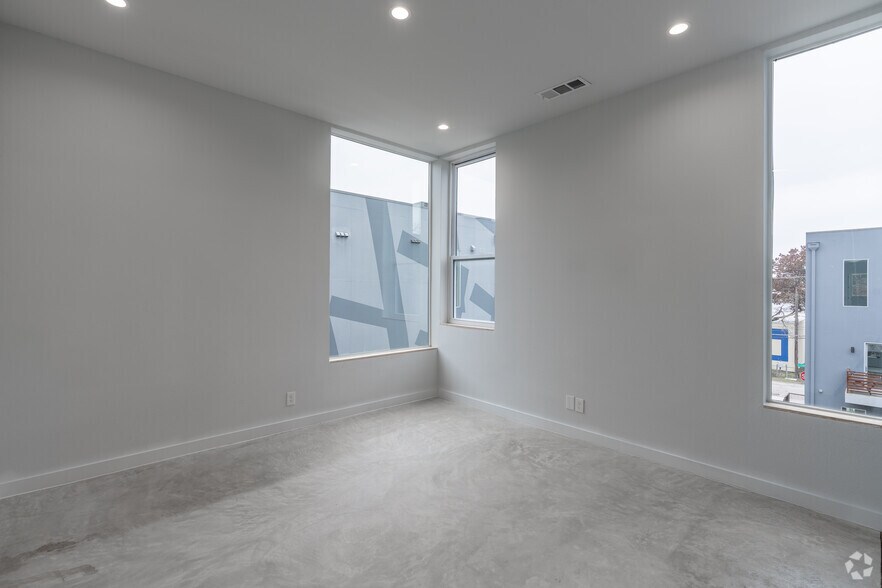 More Photos Of 707 W Commerce St, Dallas Apartments For Sale