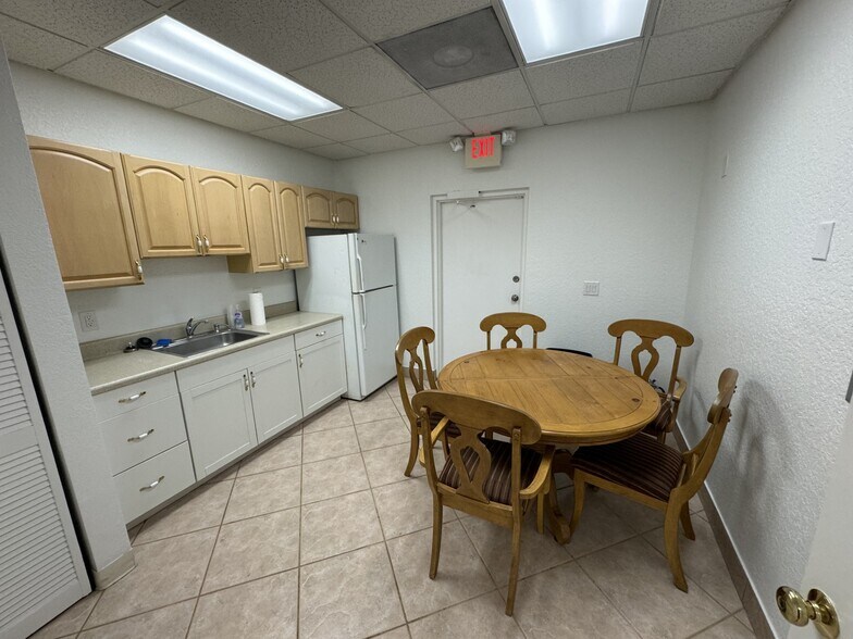 More Photos Of 4381 N Dixie Hwy, Deerfield Beach Freestanding For Lease