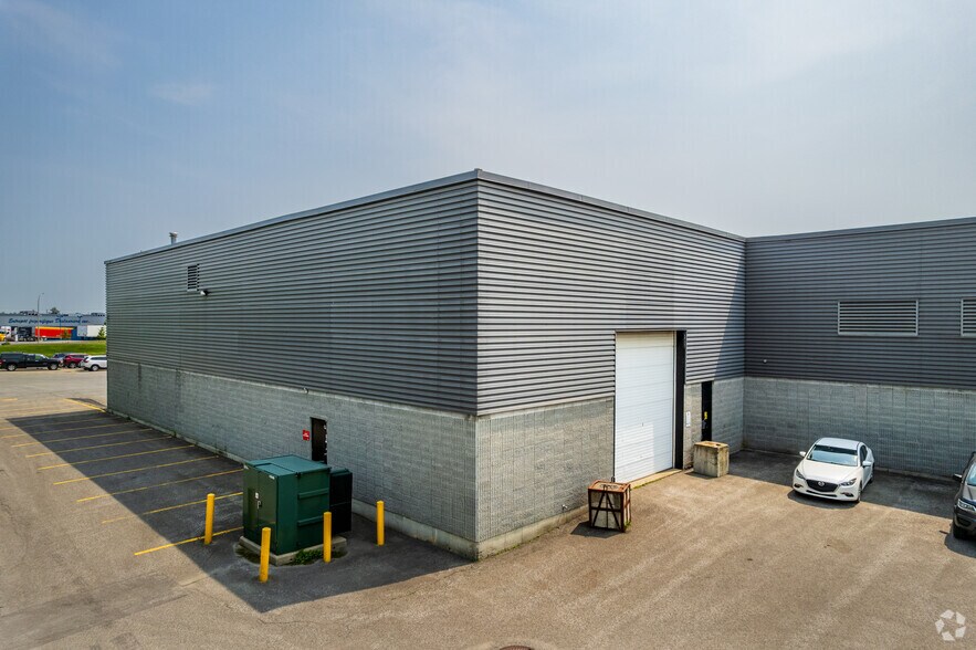 More Photos Of 2103-2167 Boul Dagenais O, Laval Warehouse For Lease