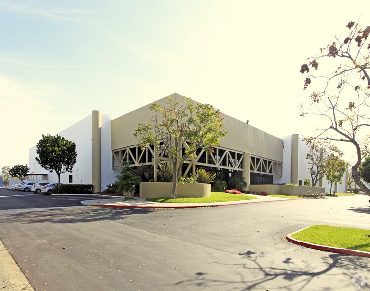 More Photos Of 7 Holland, Irvine Warehouse For Lease