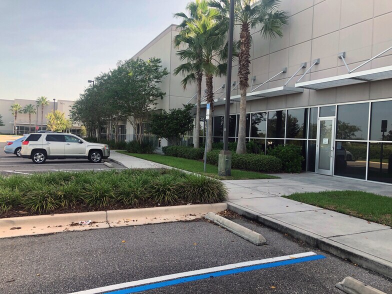 More Photos Of 7443 Emerald Dunes Dr, Orlando Distribution For Lease