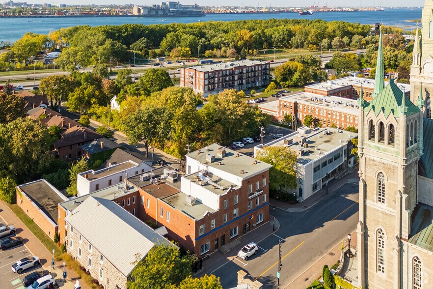 More Photos Of 43 Rue Saint-Charles O, Longueuil Office For Sale