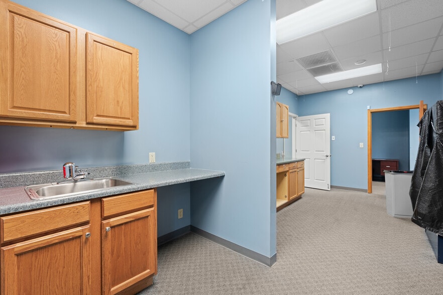 More Photos Of 1481 Dean Forest Rd, Savannah Medical For Lease