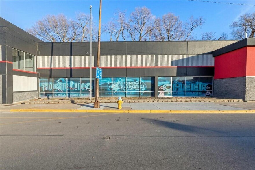 More Photos Of 7 S 4th St, Council Bluffs Health Club For Lease