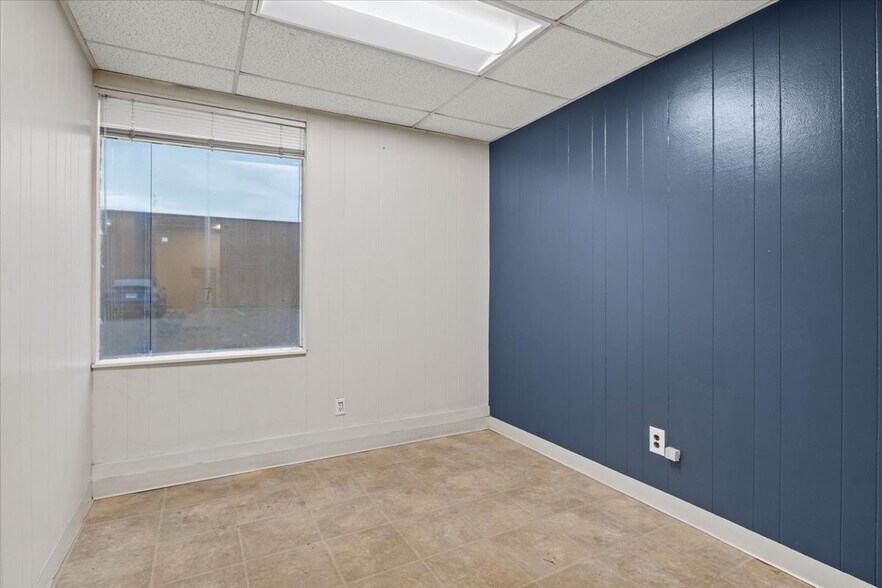 More Photos Of 890 N Main St, Independence Warehouse For Sale