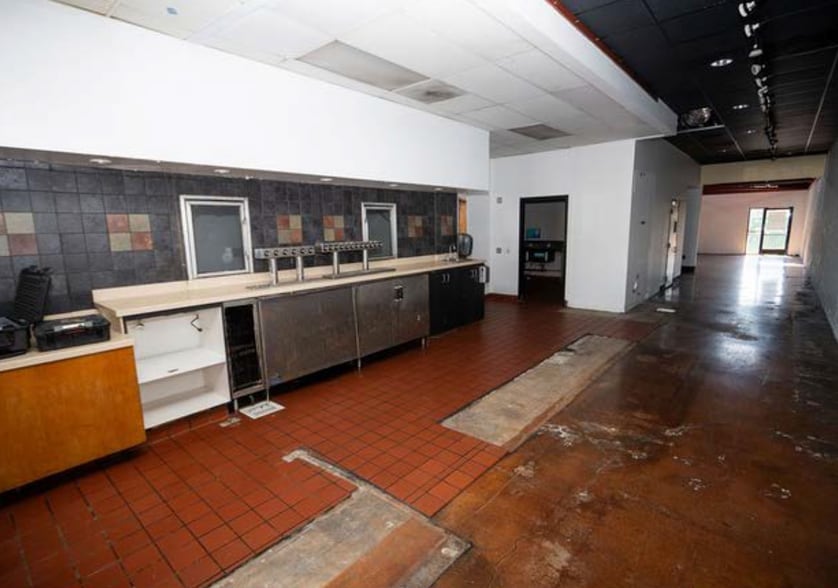 More Photos Of 1221-1231 Garnet Ave, San Diego Storefront For Lease