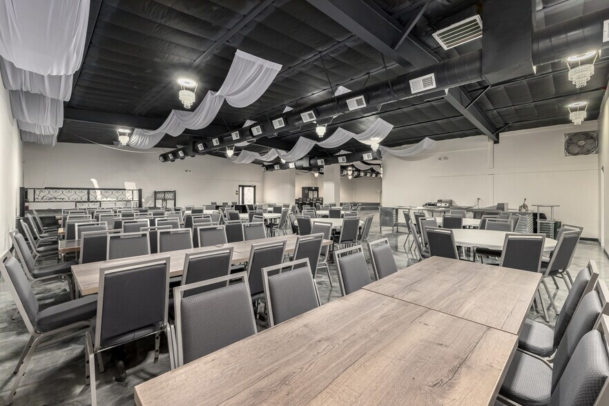 More Photos Of 2533 N 16th St, Phoenix Showroom For Sale