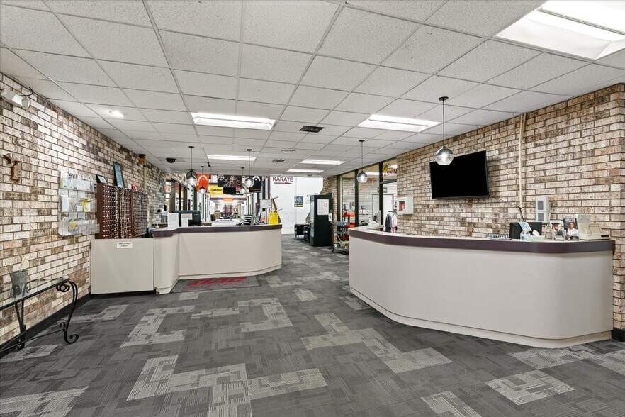 More Photos Of 2140 Fairway Dr, Davison Sports And Entertainment For Sale