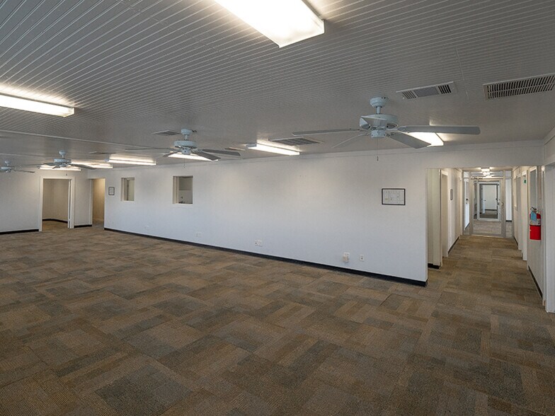 More Photos Of 108 McNutt Rd, Hutto Warehouse For Lease