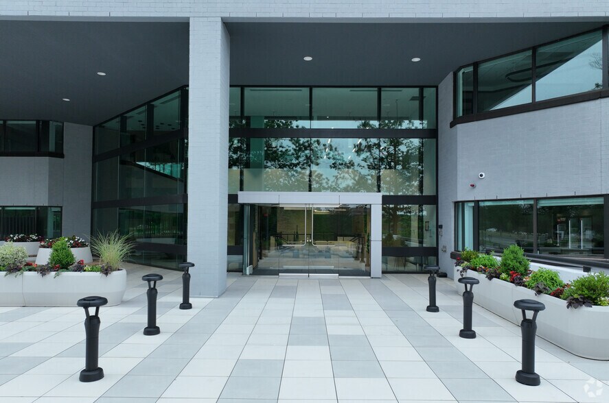 More Photos Of 5 Burlington Woods Dr, Burlington Office For Lease