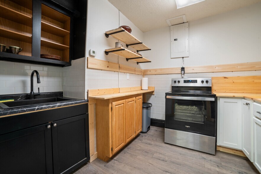 More Photos Of 5913 Tower Ave, Superior Flex For Sale
