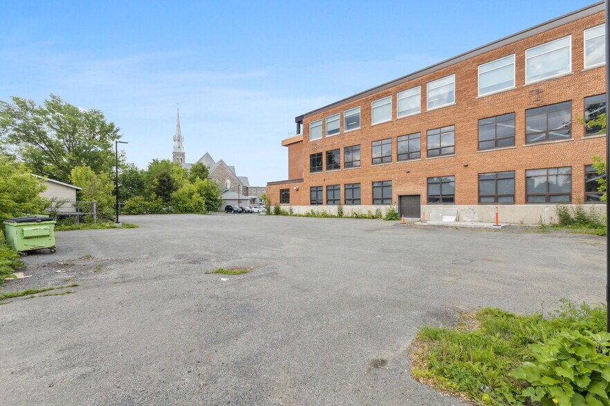 More Photos Of 15 Boul Gréber, Gatineau Office For Sale