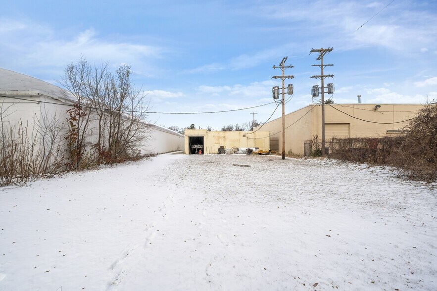 More Photos Of 73 W Walton Blvd, Pontiac Manufacturing For Sale