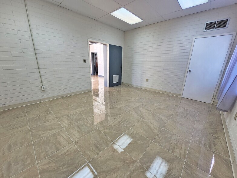 More Photos Of 2301 Devine St, Columbia General Retail For Lease