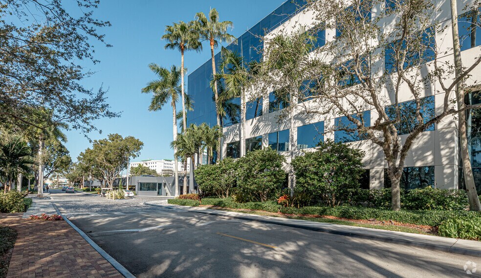 More Photos Of 20803 Biscayne Blvd, Aventura Office For Lease